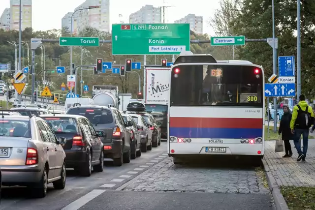 Ceny biletów imiennych komunikacji miejskiej w Bydgoszczy są wyższe niż w Warszawie, ale to i tak nic w porównaniu ze Szczecinem. Najtaniej spośród 20 miast kraju taki bilet kosztuje w Radomiu. Czy czekają nas podwyżki cen biletów?