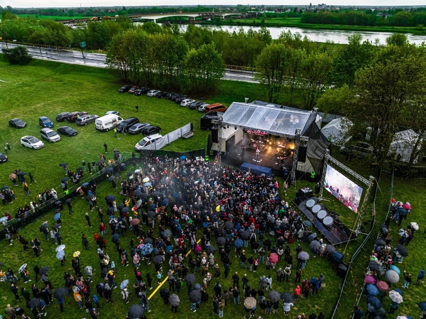 Festiwal Jabłonki Swawole 2023 w Sandomierzu. LemON i Sara James przyciągnęli tłumy. Pięknie rozświetlone miasto na zdjęciach z drona