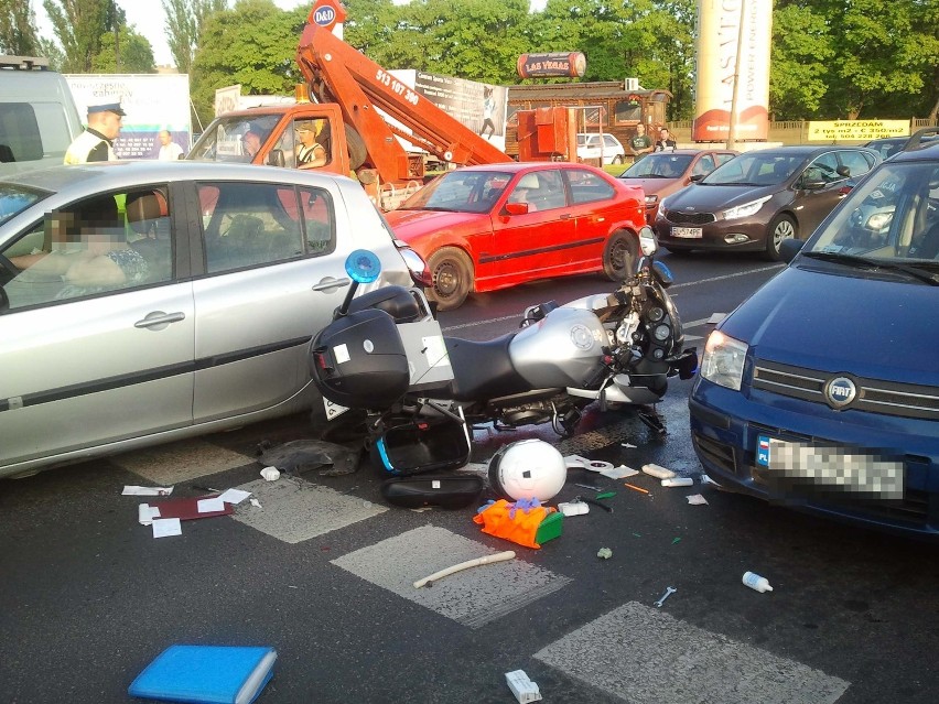 Wypadek policjanta na motocyklu na al. Włókniarzy [ZDJĘCIA]