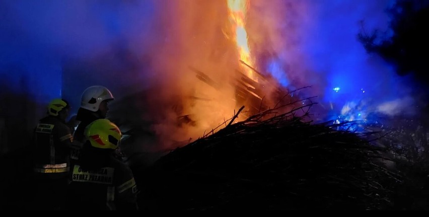 Pożar w gospodarstwie w Przygłowie. Na miejscu pięć zastępów straży pożarnej ZDJĘCIA