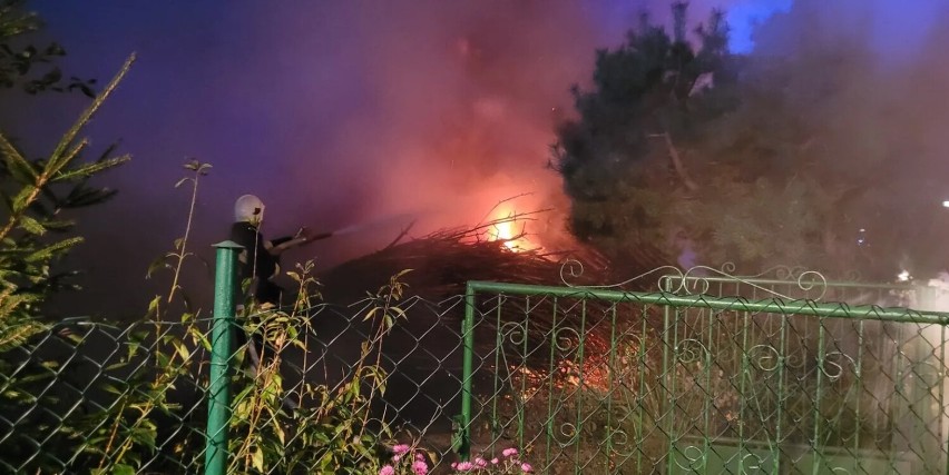 Pożar w gospodarstwie w Przygłowie. Na miejscu pięć zastępów straży pożarnej ZDJĘCIA