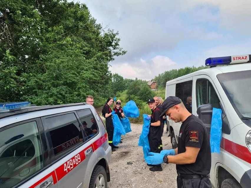 Młodzi strażacy z Szembruka pod Grudziądzem sprzątali las