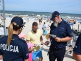 Policyjna Wakacyjna Akcja "Plaża": mundurowi z puckiej komendy na plaży w Dębkach | ZDJĘCIA, NADMORSKA KRONIKA POLICYJNA