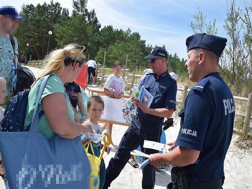 Policyjna Akcja "Plaża": mundurowi na plaży w Dębkach 2022