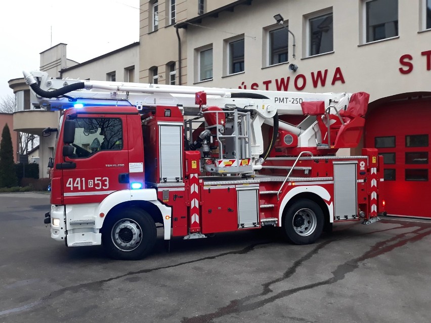 Nowy nabytek kartuskich strażaków - samochód z podnośnikiem