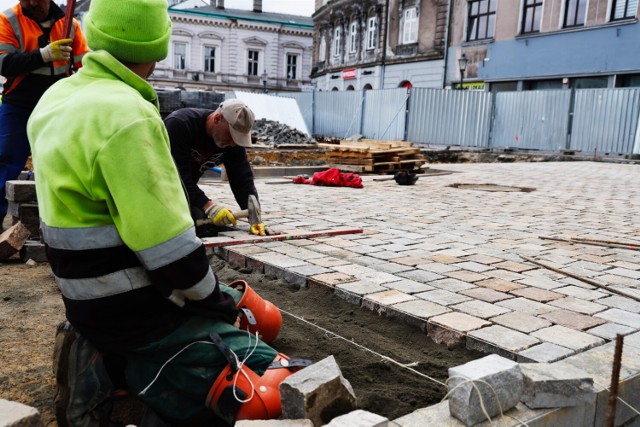 Ekipa brukarska podczas pracy. 

Zobacz kolejne zdjęcia. Przesuwaj zdjęcia w prawo - naciśnij strzałkę lub przycisk NASTĘPNE