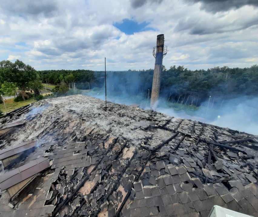 Zapalił się dach budynku po byłej stacji PKP w Gubinie.