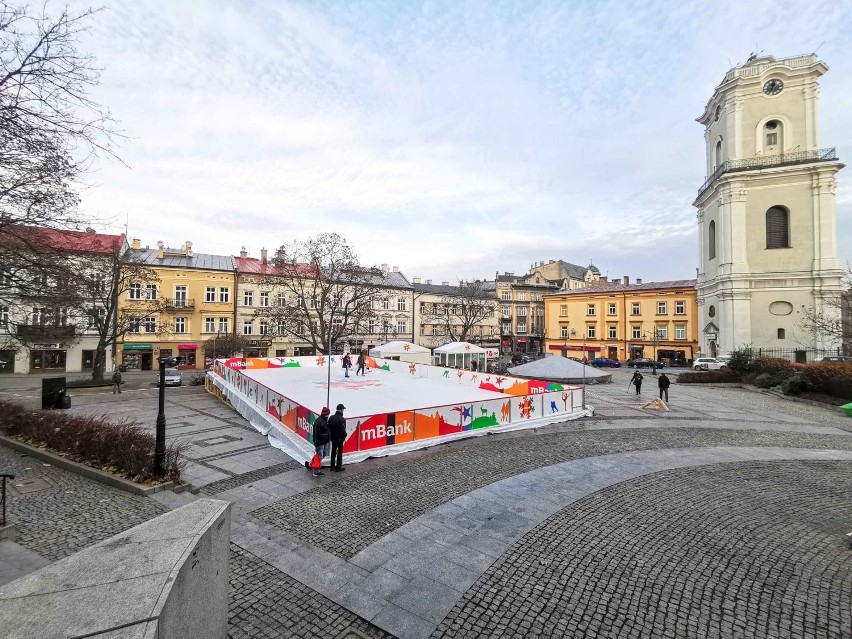 Trwają ostatnie prace przed otwarciem lodowiska mBanku na...