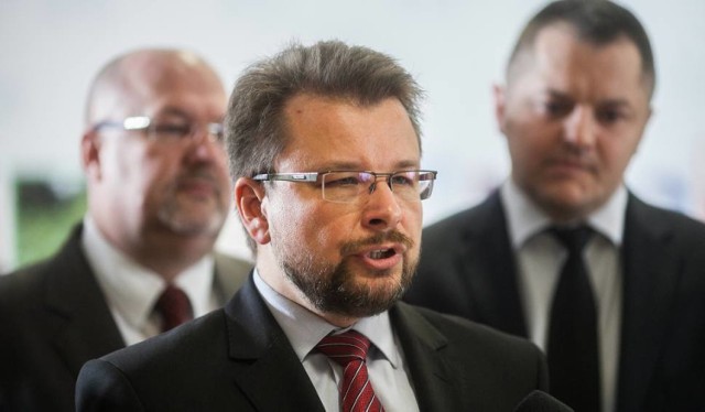 Rządy w województwie przejmie PiS. Radnymi zostali m.in. Piotr Adamczyk (na pierwszym planie) i Krzysztof Ciebiada (po lewej)