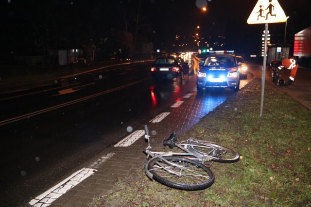 54-letni mężczyzna został potrącony na przejściu dla pieszych w Świeciu. Ze wstępnych ustaleń policjantów wynika, że wszedł pod nadjeżdżający motorower. Pieszy trafił do szpitala.

Do zdarzenia doszło wczoraj na ulicy Chełmińskiej w Świeciu. 

- Będący na miejscu policjanci ruchu drogowego ustalili, że pieszy nie zachował należytej ostrożności wchodząc na przejście, prosto pod nadjeżdżający motorower. 51-letni motorowerzysta nie zdążył wyhamować i potrącił 54-latka prowadzącego rower. Mężczyzna został przewieziony do szpitala, na szczęście nie doznał poważnych obrażeń. Za spowodowanie kolizji został ukarany mandatem. Zarówno kierujący skuterem jak i pieszy byli trzeźwi - relacjonuje mł. asp. Joanna Tarkowska ze świeckiej policji.

Okazało się jednak, że 51-letnie motorowerzysta złamał sądowy zakaz prowadzenia wszelkich pojazdów. Grozi mu za to do 5 lat pozbawienia wolności.


Flesz - wypadki drogowe. Jak udzielić pierwszej pomocy?

