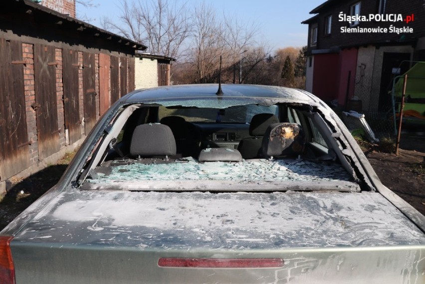 Siemianowice Ślaskie: Na ulicy uderzali kamieniami i kijami w samochód, a potem go podpalili.
