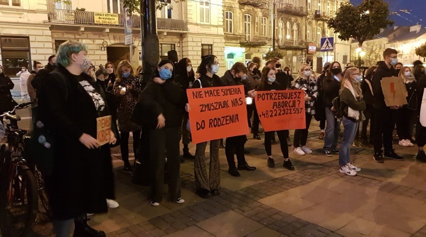 „Pogrzeb'' praw kobiet pod siedzibą PIS w Lublinie. Pojawił się tłum ludzi