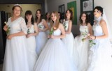 Uczniowie ZSP Śrem wystąpili dla swoich mam oraz zorganizowali dla nich pokaz sukni ślubnych. Zobaczcie!