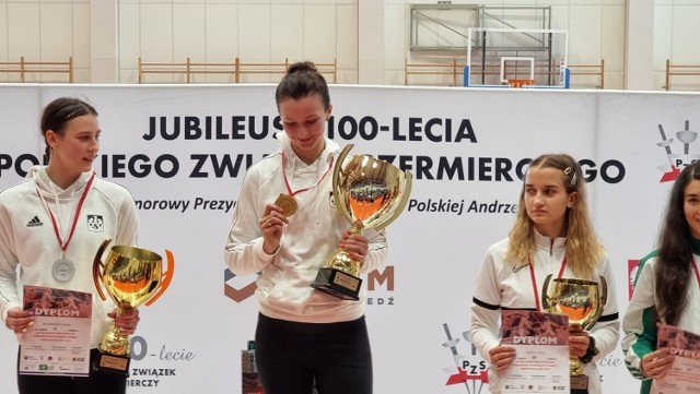 Renata Knapik-Miazga na najwyższym stopniu podium, obok, z lewej Gloria Klughardt