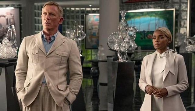 Daniel Craig jako detektyw Benoit Blanc w filmie "Glass Onion". Z tyłu rzeźby z huty Pacinek Glass