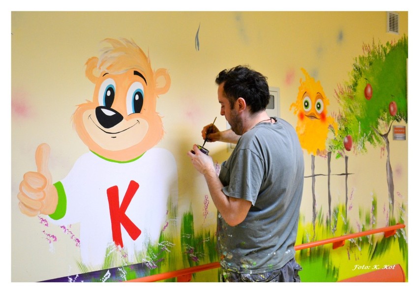 Maciej Kot maluje w krapkowickim Centrum Zdrowia