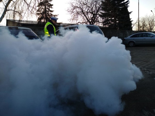 W czwartek rano na ulicy Wichrowej poznańska drogówka zatrzymała samochód, który ledwie był widoczny zza chmury spalinowego dymu. 

Zobacz więcej ---->