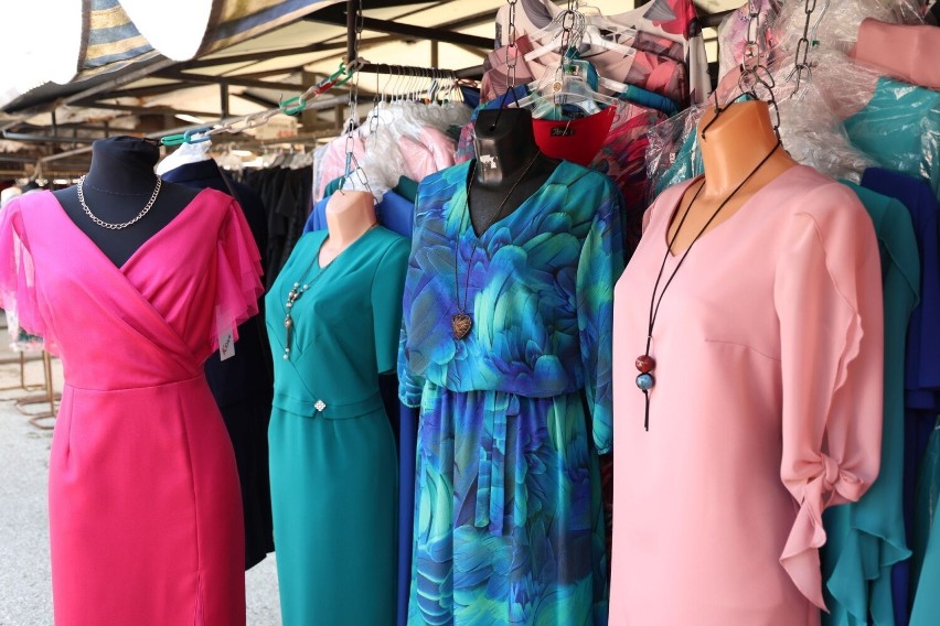 Piękne, modne sukienki na kieleckich bazarach. Zobaczcie...