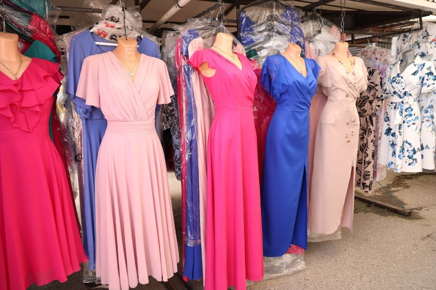 Piękne, modne sukienki na kieleckich bazarach. Sprzedawcy zapraszają do zakupów, zobaczcie na zdjęciach i filmie, co oferują