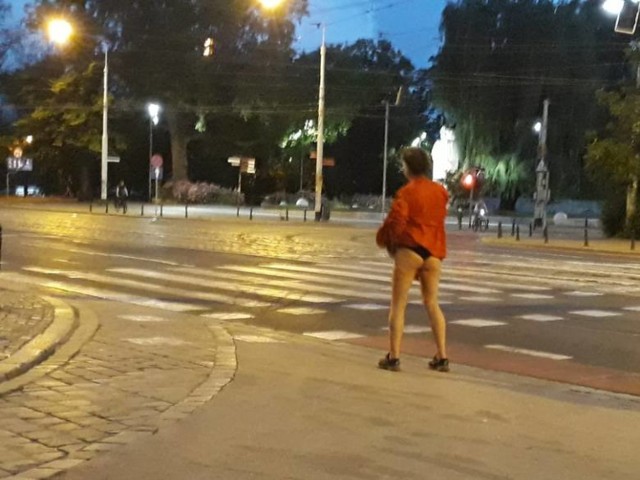 Zdjęcie z Wrocławia, gdzie doszło do podobnej sytuacji pod koniec czerwca 2020. 30-letnia kobieta obnażała się na środku skrzyżowania.