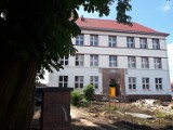 Otoczenie Szkoły Podstawowej numer 1 w Kazimierz Wielkiej przypomina plac budowy. To, co już zostało zrobione robi duże wrażenie [ZDJĘCIA]