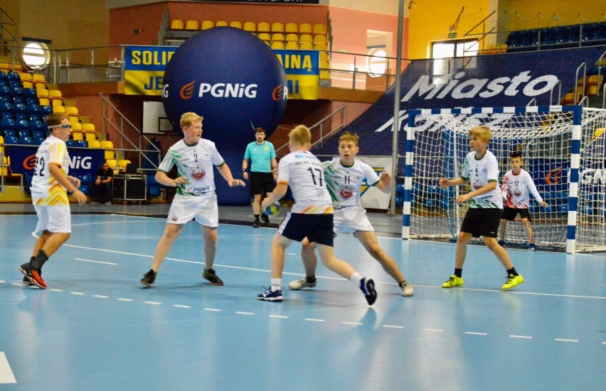 Młodzi gołuchowianie zajęli 1. miejsce w pokazowym turnieju piłki ręcznej w hali Arena Kalisz, dziewczęta wygrały towarzyski mecz w Szczypiornie