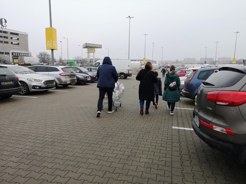Kraków. Wielkie zakupy w Ikei i Castoramie przed świętami. Krakowianie kupują meble, drewniane podłogi i choinki [12.12.2020]