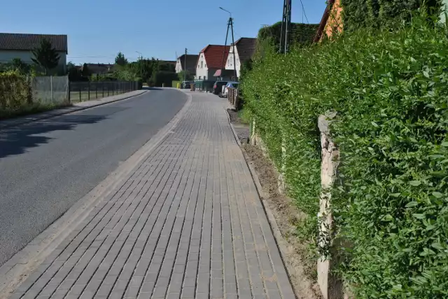 Dobiegła końca budowa nowego chodnika w gminie Żukowice