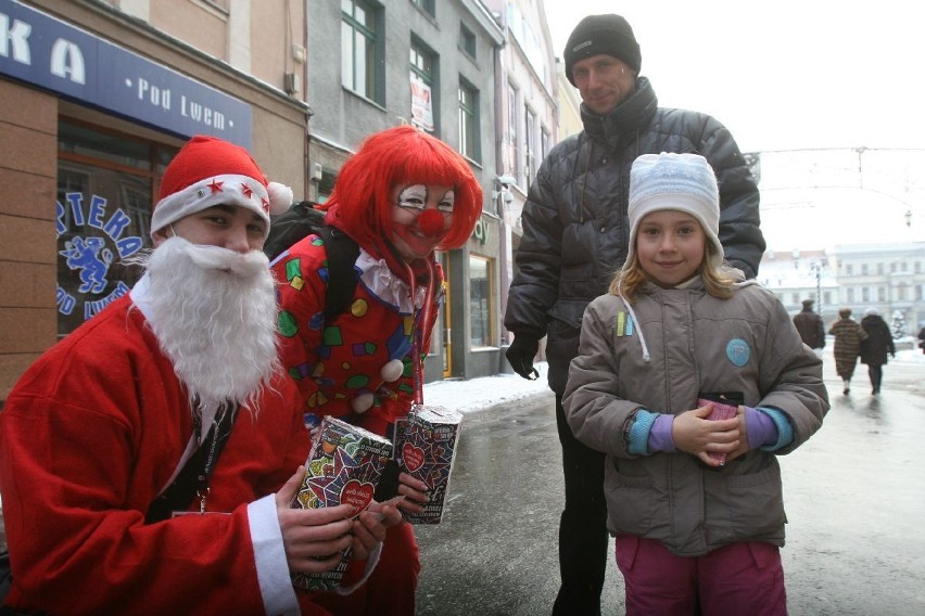 WOŚP Rybnik: Wolontariusze zbierają pieniądze na ulicach miasta