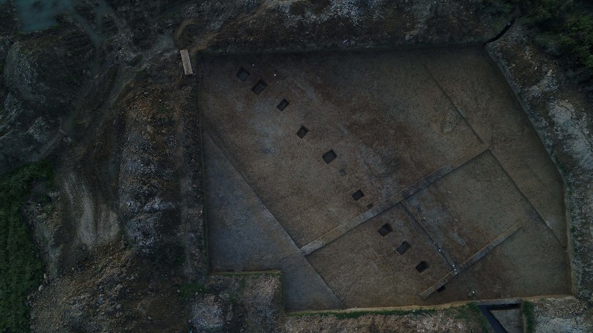 Zdjęcie z drona, widoczny przebieg podstawy wału oraz miejsca dołków po drewnianych słupach