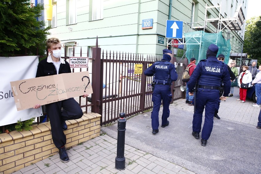 Warszawa. Demonstracja solidarności z uchodźcami z Afganistanu pod siedzibą Straży Granicznej. 