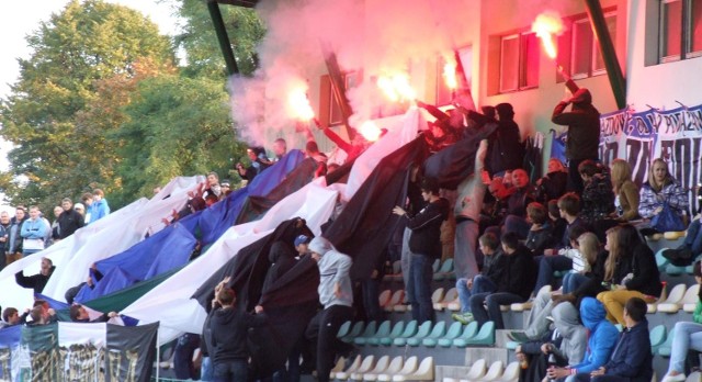 W derbach powiatu oświęcimskiego piłkarskiej V ligi na stadionie w Brzeszczach fani Górnika i Unii wspólnie kibicowali swoim drużynom, stwarzając momentami ciekawą oprawę widowiska.