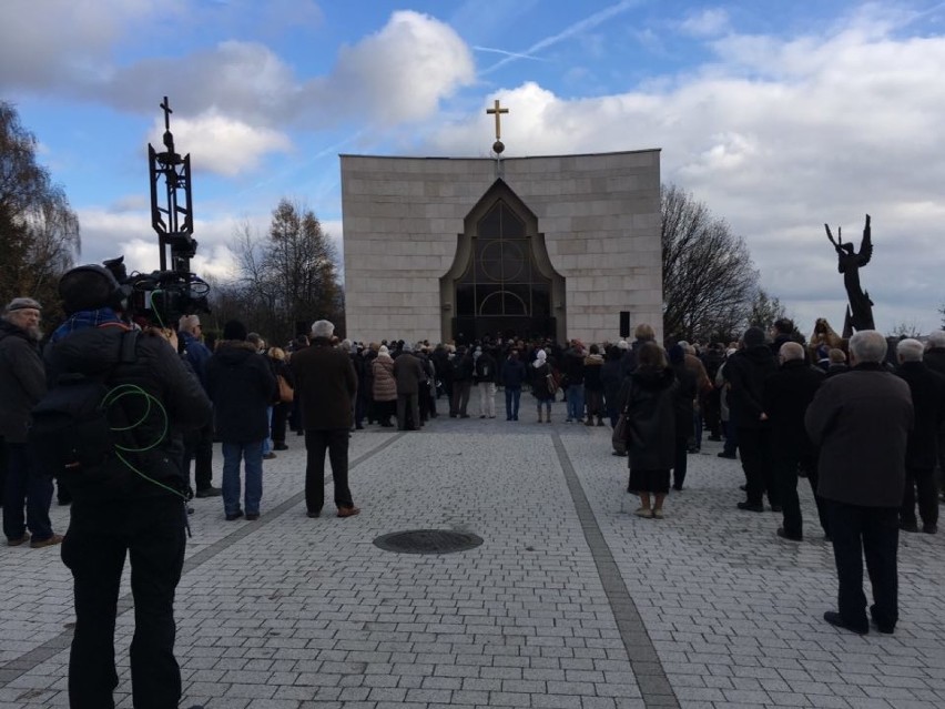 Tłumy na pogrzebie Piotra Szczęsnego, który podpalił się pod...