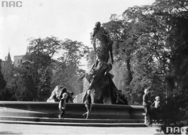 Park to doskonałe miejsce do spacerów w każdym mieście. Jak wyglądały parki miejskie w naszym regionie ponad 70 lat temu? Zobaczcie archiwalne zdjęcia!

Na zdjęciu: Park Kazimierza Wielkiego w Bydgoszczy. Pomnik Potop autorstwa berlińskiego rzeźbiarza profesora Ferdinanda Lepckego w fontannie na skraju parku.

Ponad 180 tysięcy fotografii z Narodowego Archiwum Cyfrowego www.nac.gov.pl

Koncert Fontanna Muzyki przy Potopie w Bydgoszczy
