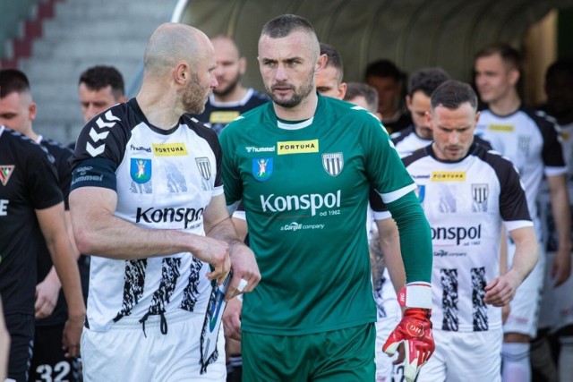 34–letni Dawid Pietrzkiewicz (z prawej) był w minionym sezonie pewnym punktem Sandecji. Rozegrał 34 mecze w 1. lidze, zachował 13 czystych kont