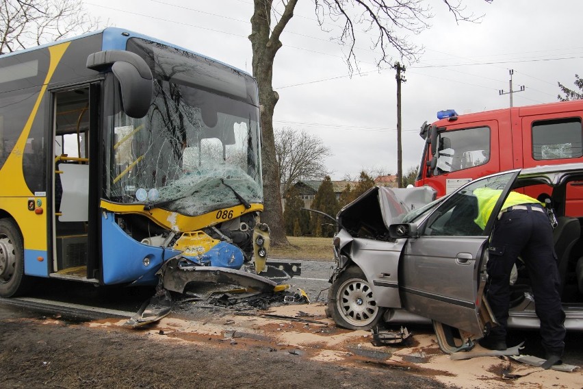 Czołowe zderzenie autobusu w Leszczynku