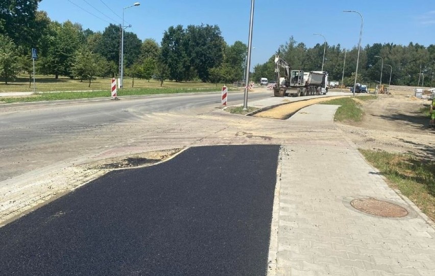 W ostatnich dniach drogowcy kładli asfalt na ścieżce...