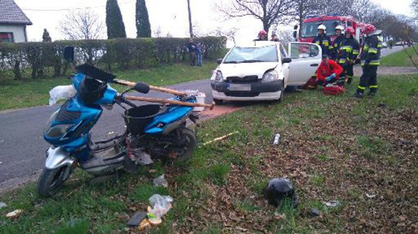 Trzy osoby ranne w zderzeniu motoroweru z osobówką w Bobrowie