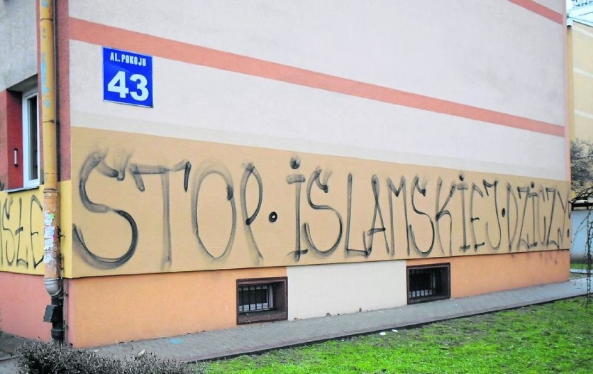 Kilkanaście dużych graffiti oszpeciło bloki na al. Pokoju