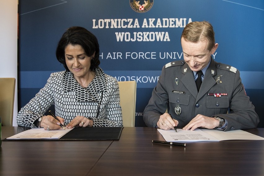 Szkoła Orląt podpisała umowę z PZL-Świdnik. Uczelnia uruchamia nowy projekt (Zdjęcia)