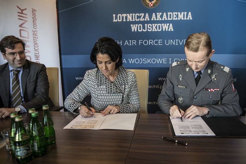 Szkoła Orląt podpisała umowę z PZL-Świdnik. Uczelnia uruchamia nowy projekt (Zdjęcia)