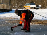 Wyrębują przeręble na zbiornikach w Parku Zimnej Wody w Stalowej Woli. Zobacz zdjęcia