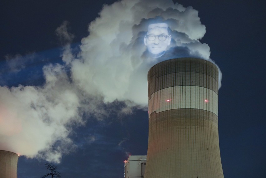 Greenpeace wyświetlił twarz premiera Morawieckiego na kominie Elektrowni [ZDJĘCIA]