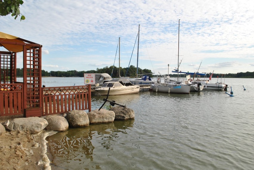 Kąpielisko posiada piaszczystą plaże o łagodnym spadku w...