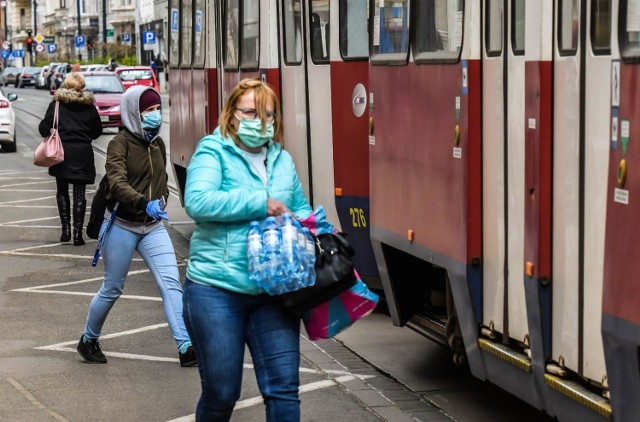 Korzystając z komunikacji miejskiej pamiętajmy o obowiązku zakrywania ust i nosa.