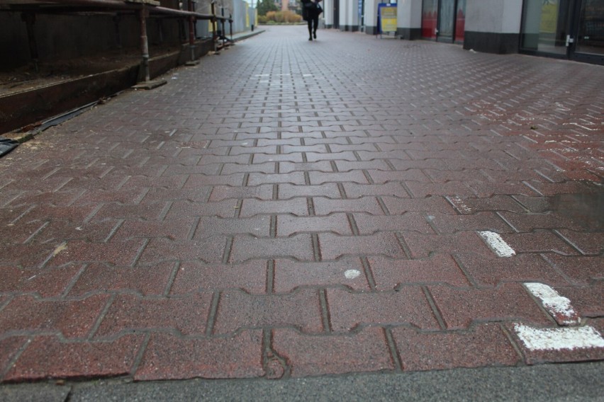 Kto powinien przywrócić dawny wygląd ulicy Wróblewskiego w Lesznie i zadbać o bezpieczeństwo pieszych oraz rowerzystów? ZDJĘCIA
