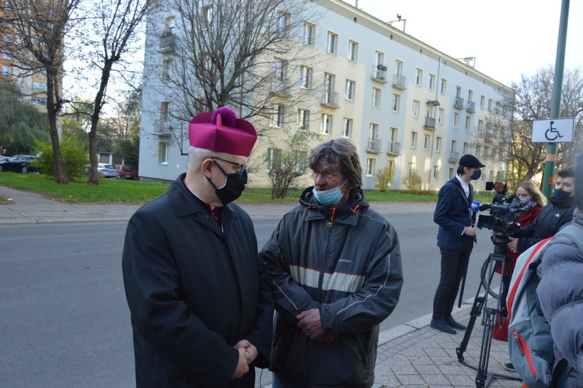 Światowy Dzień Ubogich w Opolu. Msza w katedrze, posiłek przed Domem Nadziei