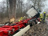 Śmiertelny wypadek w Bystrej. Samochód ciężarowy uderzył w drzewo. Kierowca nie żyje