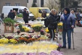 Gniezno. Tłumy na targowisku miejskim! Robią zakupy na Wszystkich Świętych [FOTO]