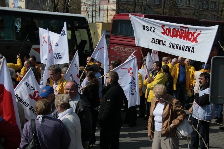 Związkowcy NSZZ &quot;Solidarność&quot; pikietują w Kutnie. Protestują przeciw dyrekcji PUP i staroście!